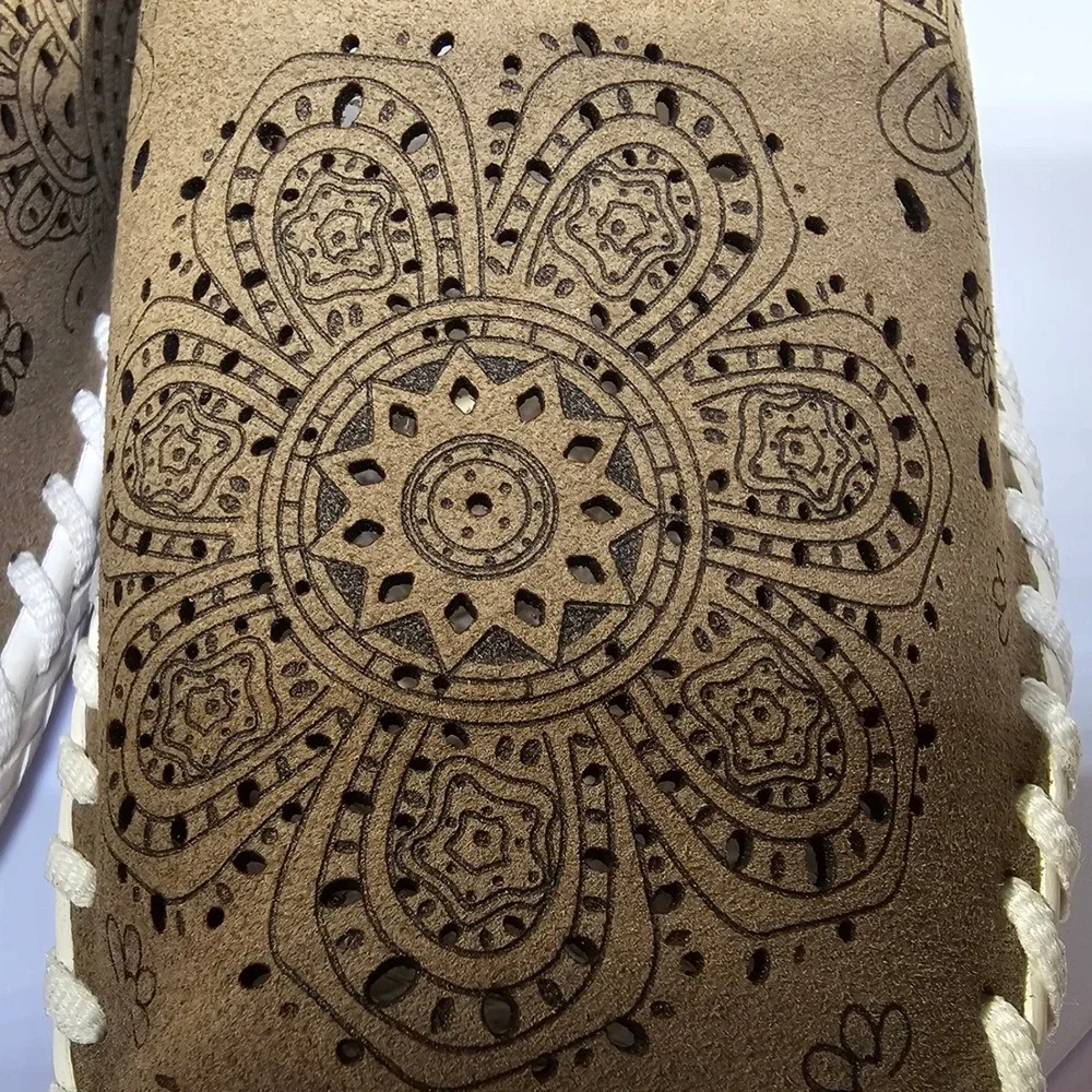 Bernie Mev NY Taupe Laser‎ Cut Floral Mandala Slip On Flat Shoes Size 38 New NWB
